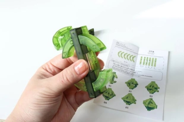 ダイソー知育パズル（5）を分解した様子と説明書