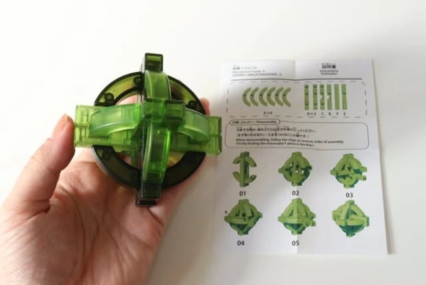 ダイソー知育パズル（5）完成品を手で持った様子と説明書