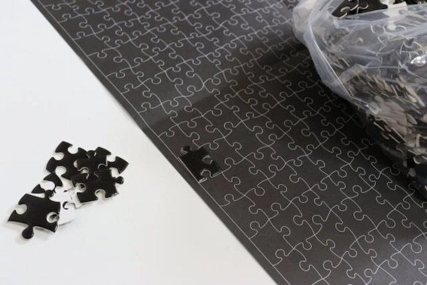 ダイソー黒いパズル（1000ピース）の真っ黒なピースを広げた様子