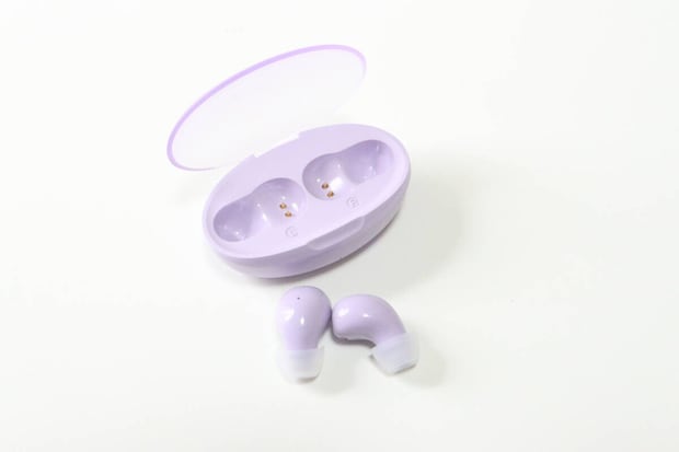 ダイソーの完全ワイヤレスイヤホン（TWS006、パープル）のビジュアル