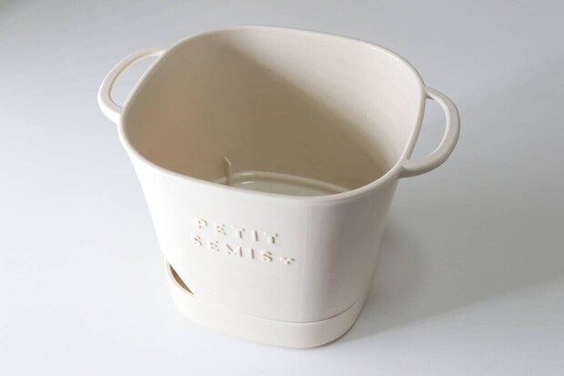 ダイソーのバスケットポット3号 アイボリーは取っ手付き