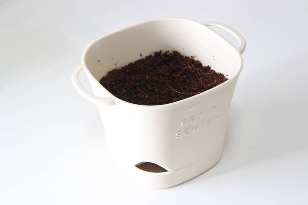 ダイソー バスケットポット3号 アイボリー ダイソーのバスケットポット3号 アイボリーに土を入れた様子