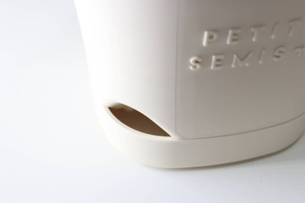 ダイソー バスケットポット3号 アイボリー ダイソーのバスケットポット3号 アイボリーの給水口