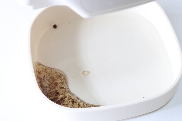 ダイソー バスケットポット3号 アイボリー ダイソーのバスケットポット3号 アイボリーの受け皿に水が溜まった状態