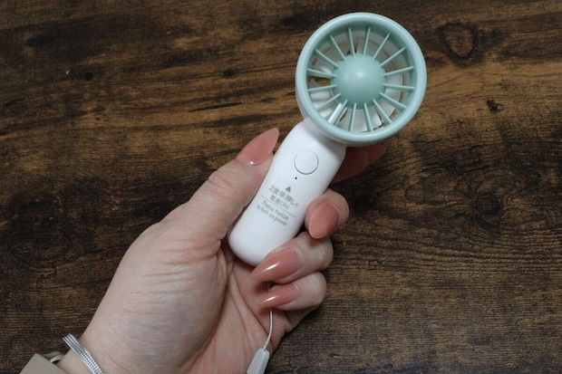 ダイソー ポータブルミニファン ダイソーのポータブルミニファンのサイズ