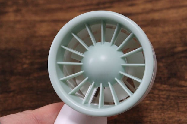 ダイソー ポータブルミニファン ダイソーのポータブルミニファンはホワイトとグリーンのおしゃれなバイカラーデザイン