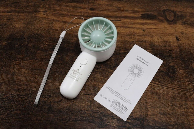 ダイソー ポータブルミニファン ダイソーのポータブルミニファンは取扱説明書とストラップ付き