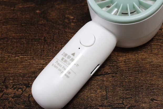 ダイソー ポータブルミニファン ダイソーのポータブルミニファンはスイッチ2度押しで電源ON