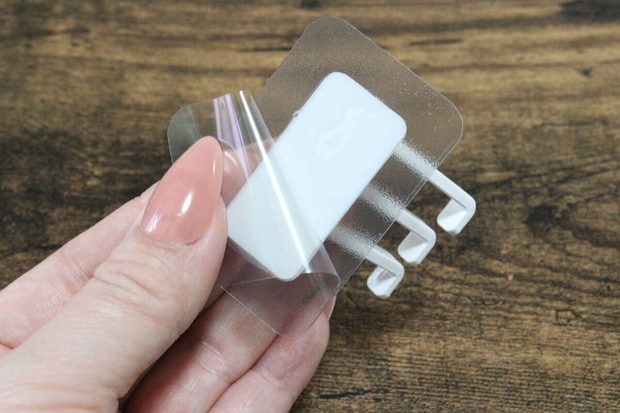 セリア 可動式3連フック セリアの可動式3連フックの粘着部分