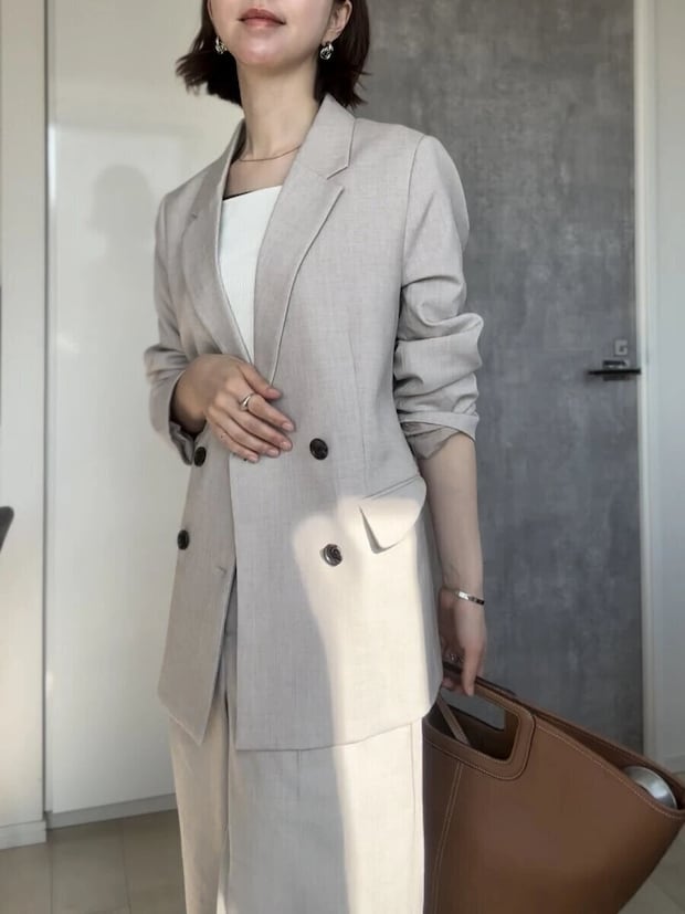 セットアップコーデ guダブルブレストジャケットベージュセットアップコーデ