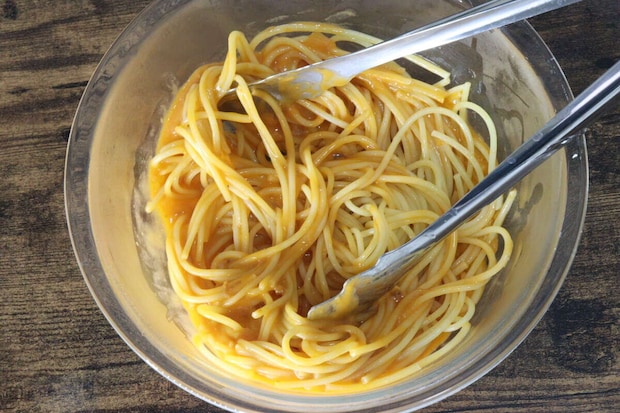 無印良品 耐熱ガラスボール M 無印良品の耐熱ガラスボールを使ってパスタにソースを絡める様子