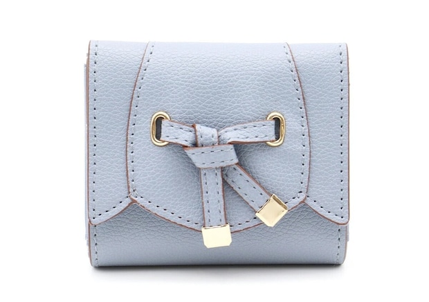 サックスブルーのVISフラワーカット財布ミニの外観とリボン結びの金具デザイン