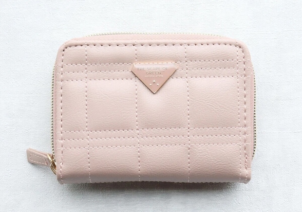 ピンクのボックスステッチが施されたTHE SCAPE OF GREENのラウンドジップミニ財布