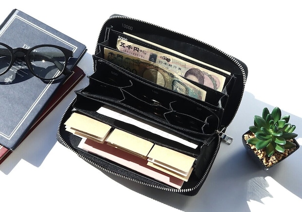 黒いJAM HOME MADEの長財布を開いてお札やカードを種類別に収納した俯瞰写真
