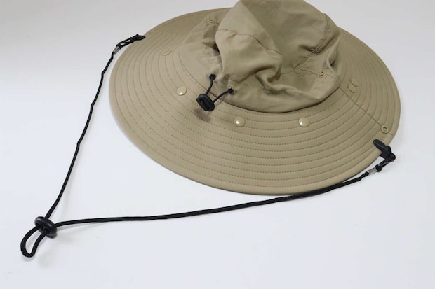 ダイソーの2wayハットストラップを帽子に装着した状態