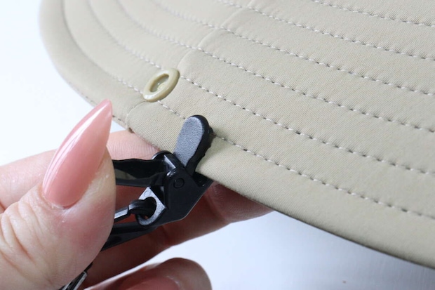 ダイソーの2wayハットストラップのクリップを帽子のつばに付ける