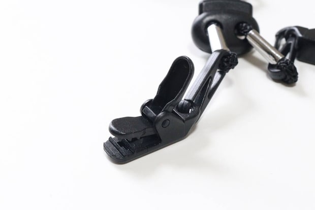 ダイソーの2wayハットストラップのクリップはロック式で強力に固定できる