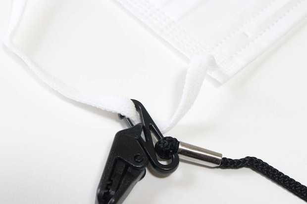 ダイソーの2wayハットストラップをマスクのゴムに装着した状態