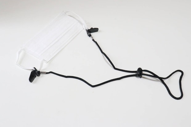 ダイソーの2wayハットストラップをマスクに装着した状態