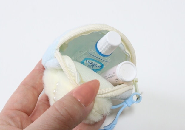 全然入らないやん…でも意外な収納に便利！デザインが良すぎる100均のキーホルダー型ポーチ