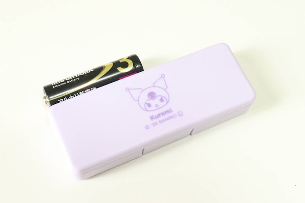 セリアのクッション付きアクセサリーケース 大と乾電池