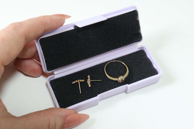 セリア クッション付きアクセサリーケース 大 セリアのクッション付きアクセサリーケース 大にアクセサリーを入れる