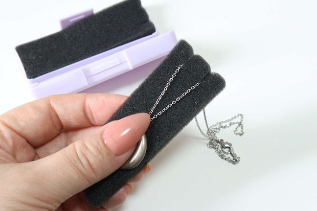 セリア クッション付きアクセサリーケース 大 セリアのクッション付きアクセサリーケース 大にネックレスを入れる