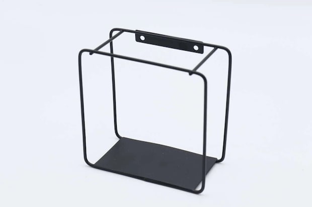 黒いアイアン素材の正方形フレームの壁掛け収納が白い背景に置かれている 黒いアイアン素材の正方形フレームの壁掛け収納が白い背景に置かれている