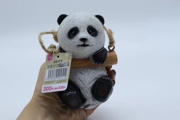 ダイソーの園芸置物（ブランコパンダ）パッケージ