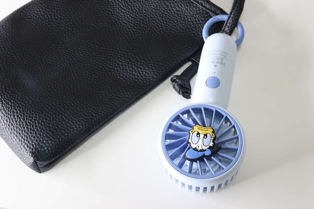 ダイソー　ミニ扇風機、充電式、クリップスタンド付（ドナルド／デイジー）　カラビナ