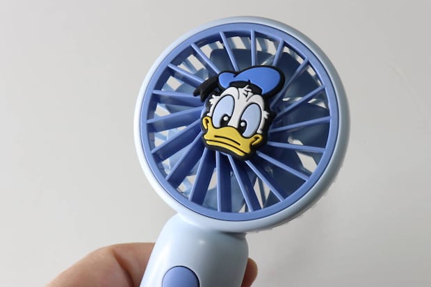 ダイソー　ミニ扇風機、充電式、クリップスタンド付（ドナルド／デイジー）　デザイン