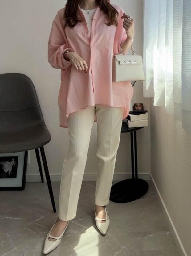 coca シャツ coca シャツ ピンク 抜き襟サマ見えコーデ 正面 白バッグ