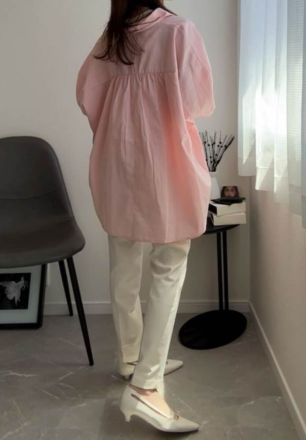 coca シャツ coca シャツ ピンク 抜き襟サマ見えコーデ 背面 ギャザーディテール