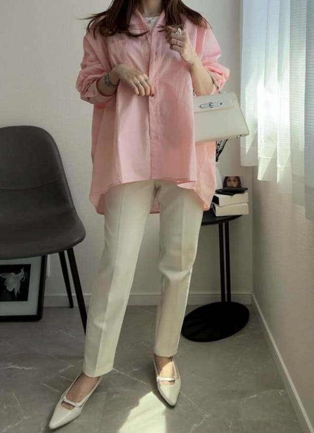 coca シャツ coca シャツ ピンク 白テーパードパンツ×白バッグきれいめコーデ 正面