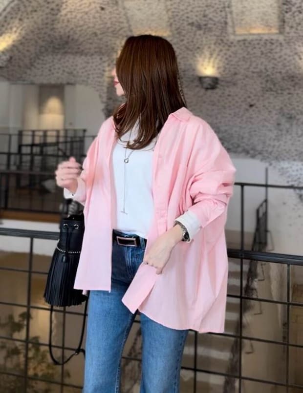 coca　シャツ　ピンク　デニム×黒バッグ大人カジュアルコーデ　立ち