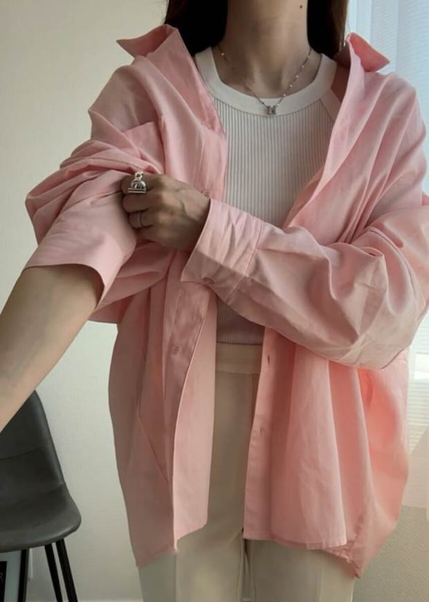 coca シャツ coca シャツ ピンク 袖まくりアップ 抜き襟ディテール