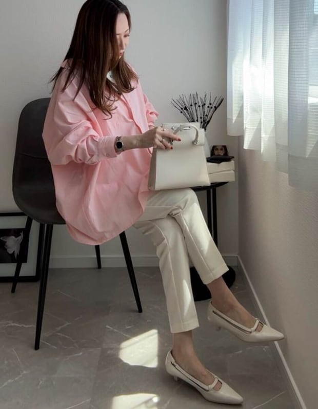 coca シャツ coca シャツ ピンク 白テーパードパンツ×白バッグきれいめコーデ 座り