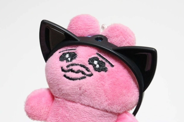 ピンクのぬいぐるみに黒いねこみカチューシャを装着した正面アップ写真