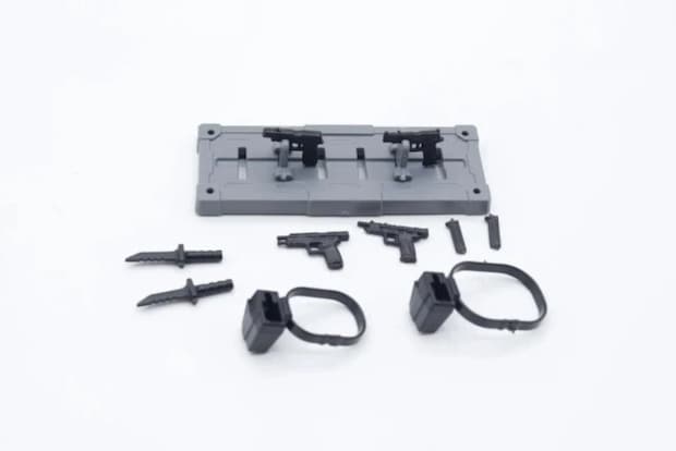 ミニチュアハンドガンの台座ランナーとハンドガン・ナイフ・ホルスターなど全パーツを並べた俯瞰写真 ミニチュアハンドガンの台座ランナーとハンドガン・ナイフ・ホルスターなど全パーツを並べた俯瞰写真