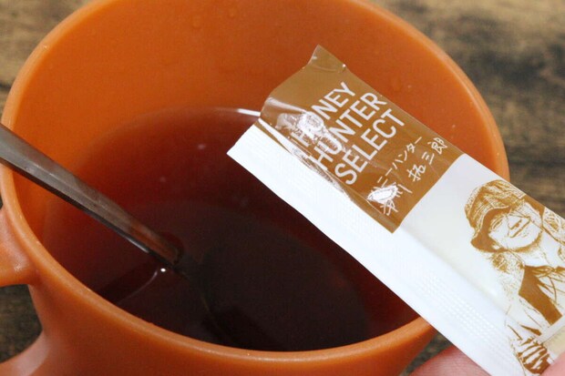 ダイソー あかしあ蜂蜜 ダイソーのあかしあ蜂蜜を紅茶に入れる