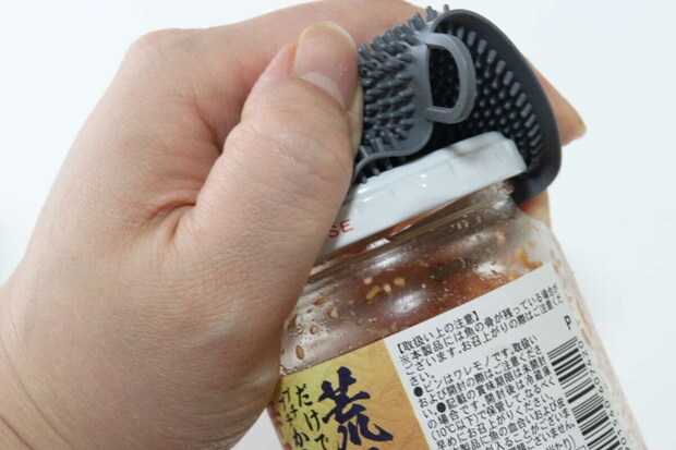 ダイソー　フタも開けられるシリコーンキッチンブラシ　フタを開ける