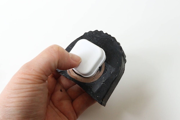 セリアの石けんホルダーを石けんに埋め込む