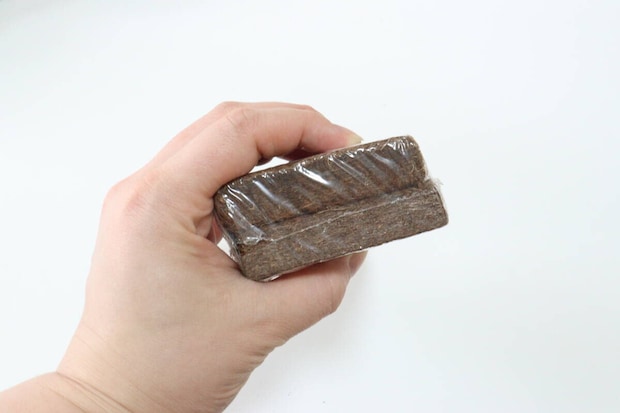 ダイソー　水で増える園芸土 Coco Brick　軽量