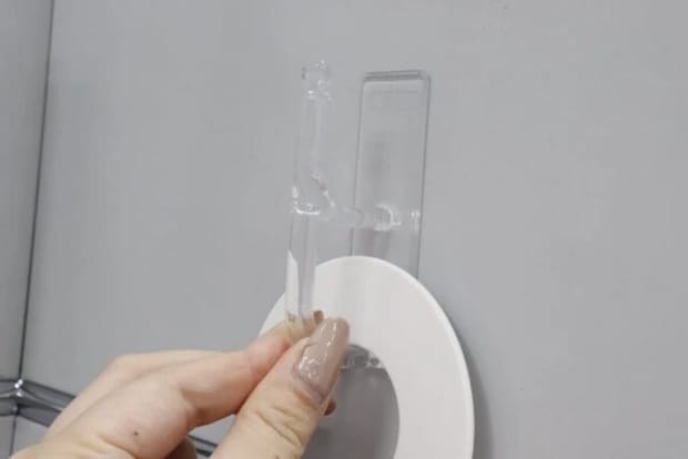 ダイソー　HAGASEL HOOK STRAIGHT クリア粘着テープ　使用例　縦