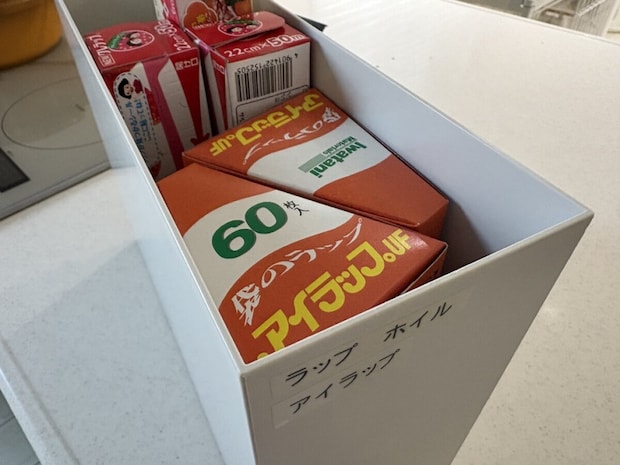 収納ボックスにまとめて入っている何本ものラップのストック