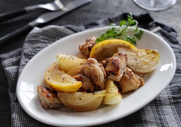 鶏肉と新玉ねぎのレモンペッパー炒め