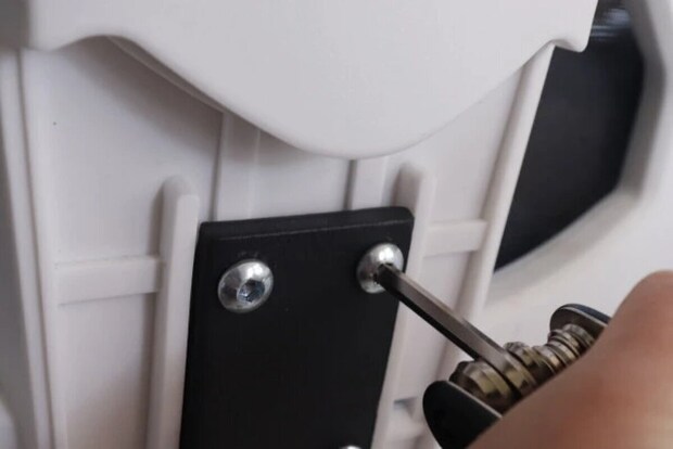 16種折込工具セットでネジを締める使用シーン