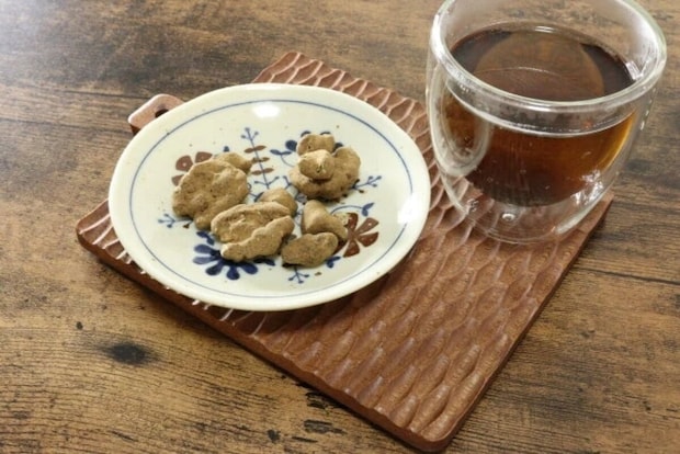 プラント小皿にクッキーを盛り付けてお茶と一緒に並べた写真