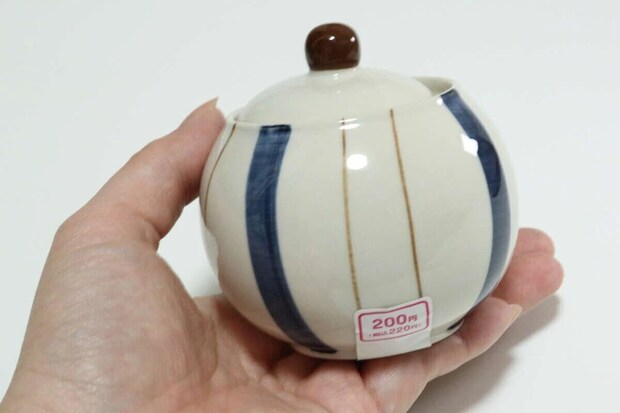ダイソー 薬味入れ（丸）を手に持っている写真