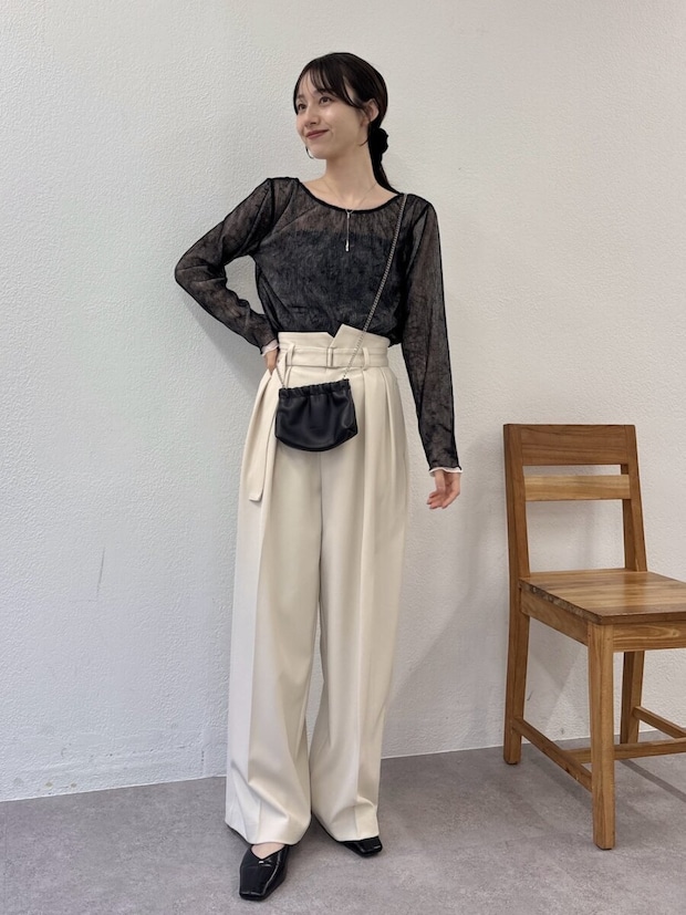 2026春透け感白ワイドパンツモノトーンコーデ